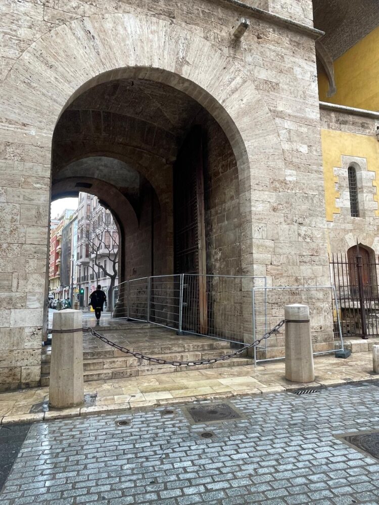 El vallado protector de los monumentos para Fallas ya está instalado