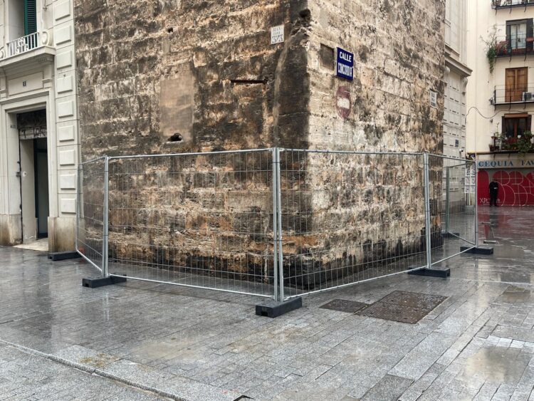 El vallado protector de los monumentos para Fallas ya está instalado