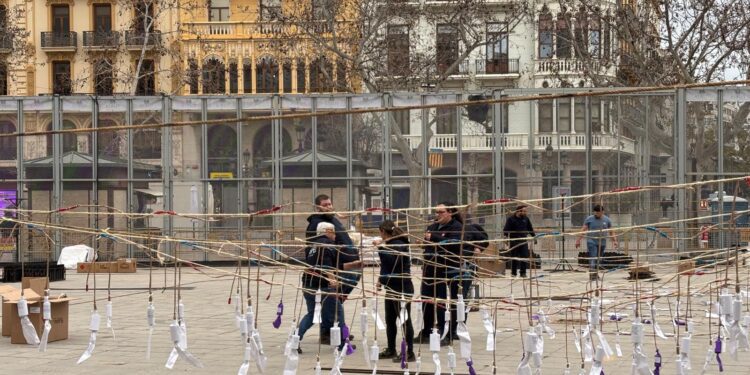 Vuelve a rugir la catedral de la Pólvora con la mascletà de Reyes Martí y su homenaje al pirotécnico fallecido ayer en Alicante 1 Vuelve a rugir la catedral de la Pólvora con la mascletà de Reyes Martí y su homenaje al pirotécnico fallecido ayer en Alicante