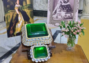 La Geperudeta estrena este año en la Ofrenda una réplica de la joya regalada por Isabel II