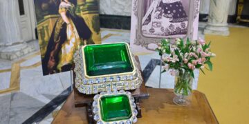 La Geperudeta estrena este año en la Ofrenda una réplica de la joya regalada por Isabel II