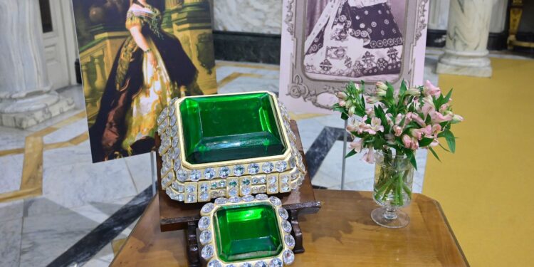 La Geperudeta estrena este año en la Ofrenda una réplica de la joya regalada por Isabel II 1 La Geperudeta estrena este año en la Ofrenda una réplica de la joya regalada por Isabel II