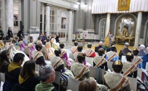 La Geperudeta estrena este año en la Ofrenda una réplica de la joya regalada por Isabel II
