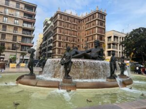 La fuente del Túria de la plaza de la Mare de Déu limpia y rehabilitada para la Ofrenda