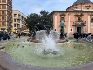 La fuente del Túria de la plaza de la Mare de Déu limpia y rehabilitada para la Ofrenda