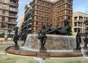 La fuente del Túria de la plaza de la Mare de Déu limpia y rehabilitada para la Ofrenda