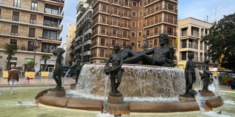 La fuente del Túria de la plaza de la Mare de Déu limpia y rehabilitada para la Ofrenda