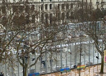 La mascletà de hoy sigue montándose bajo la lluvia