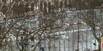 La mascletà de hoy sigue montándose bajo la lluvia