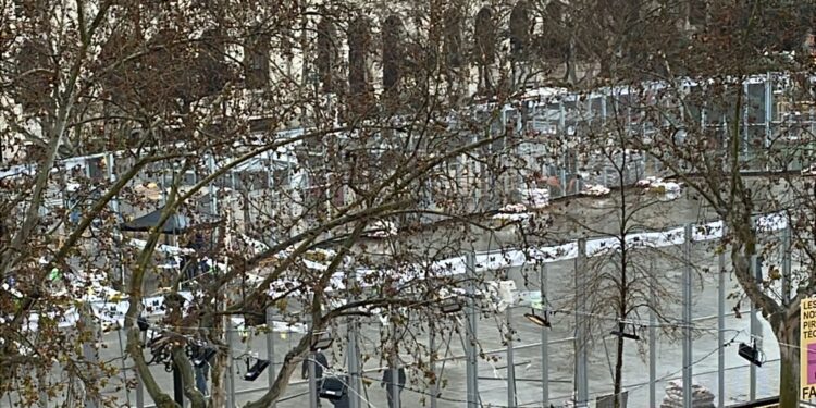 La mascletà de hoy sigue montándose bajo la lluvia