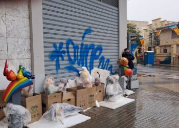 Los artistas falleros pendientes del cielo