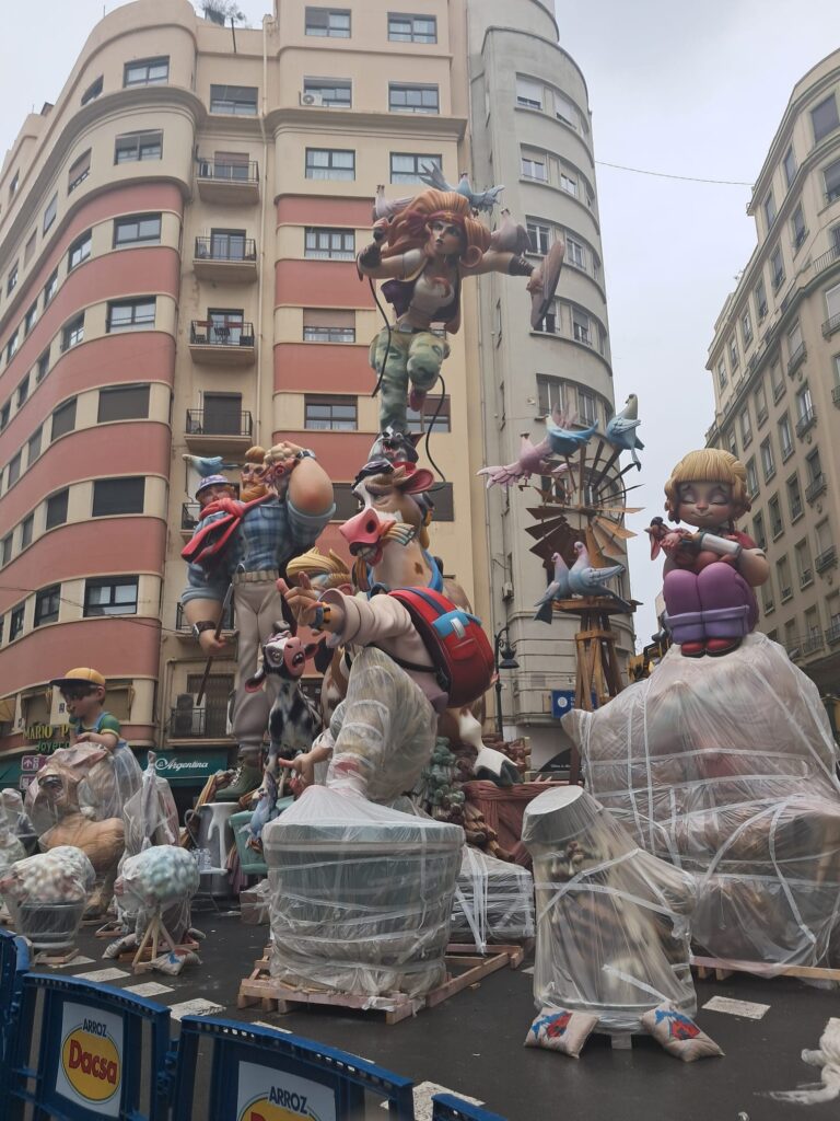 Los artistas falleros pendientes del cielo 5 WhatsApp Image 2025 03 14 at 20.59.371