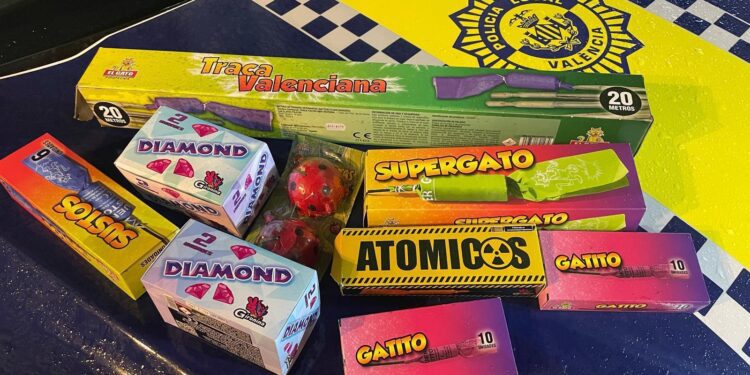 La Policía Local de Valencia identifica a 8 personas, 5 de ellas denunciadas, y decomisa artefactos pirotécnicos en la zona del Palau de la Música