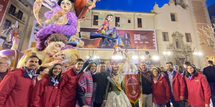 Los socialistas entregan el XX Premio Picota a la mejor crítica de política local a la Falla del Pilar 1 Los socialistas entregan el XX Premio Picota a la mejor crítica de política local a la Falla del Pilar
