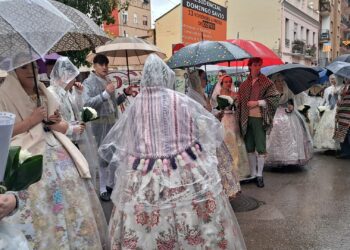 La Ofrena de las Fallas de Valencia sigue adelante pese a que la lluvia no cesa