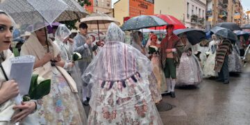 La Ofrena de las Fallas de Valencia sigue adelante pese a que la lluvia no cesa