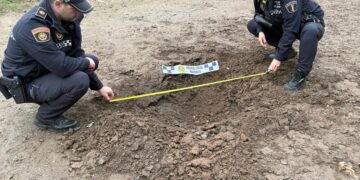 Una fuerte explosión pirotécnica hiere a un operario de limpieza y hace estallar cientos de cristales la noche pasada