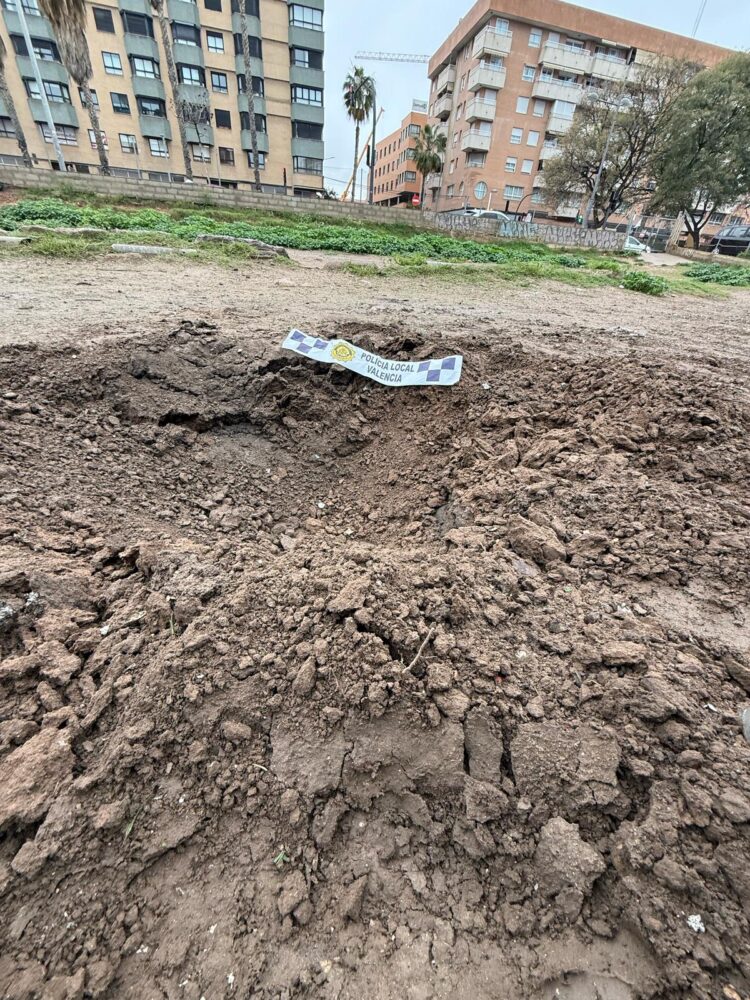 Una fuerte explosión pirotécnica hiere a un operario de limpieza y hace estallar cientos de cristales la noche pasada