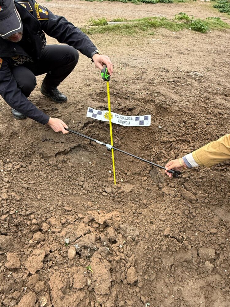 Una fuerte explosión pirotécnica hiere a un operario de limpieza y hace estallar cientos de cristales la noche pasada