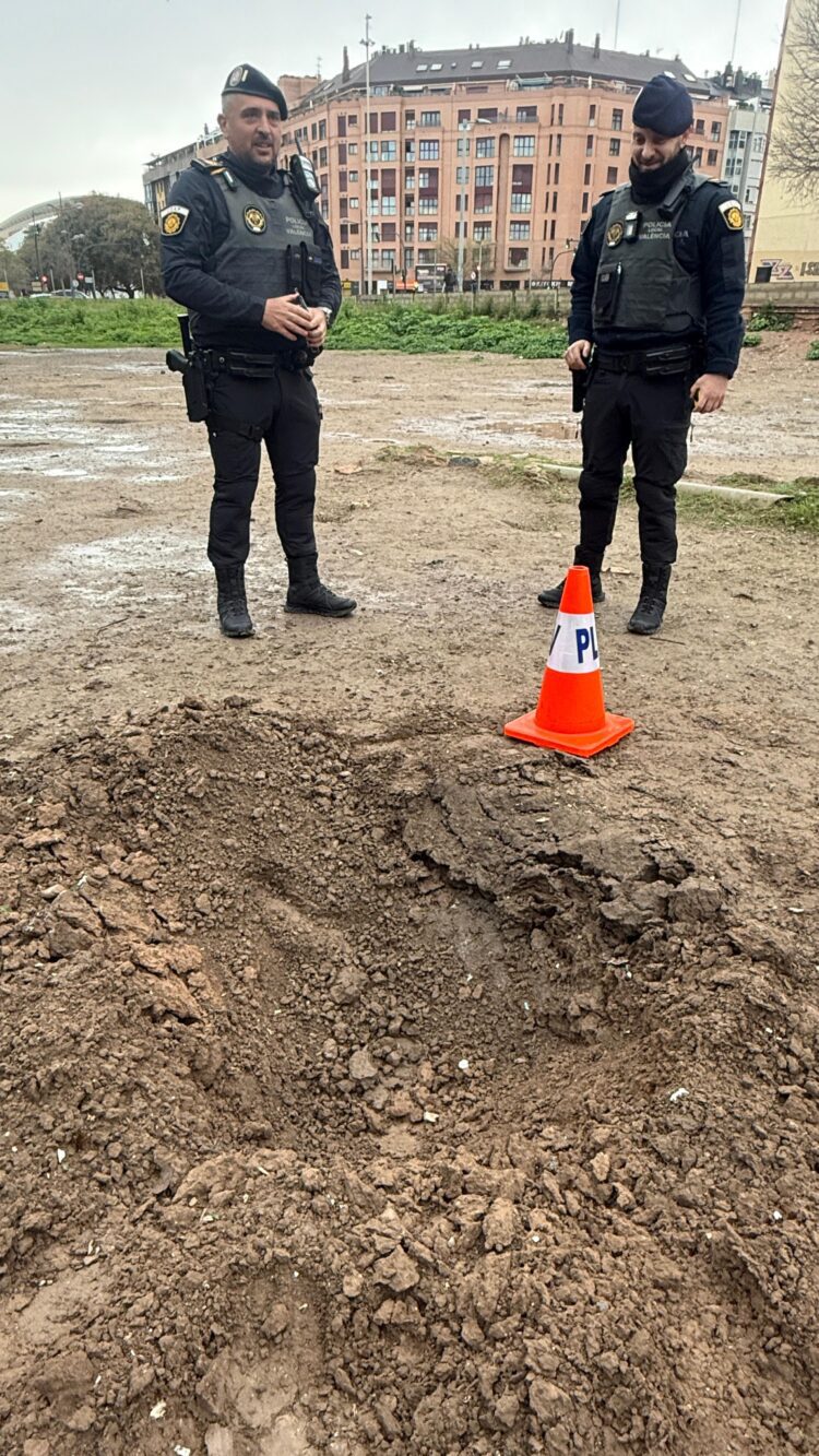 Una fuerte explosión pirotécnica hiere a un operario de limpieza y hace estallar cientos de cristales la noche pasada
