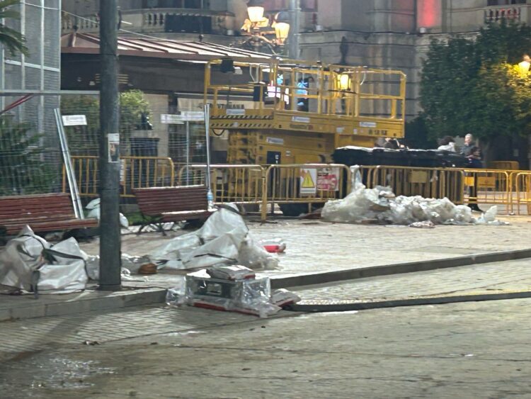 La Plaza de la Virgen luce una imagen lamentable