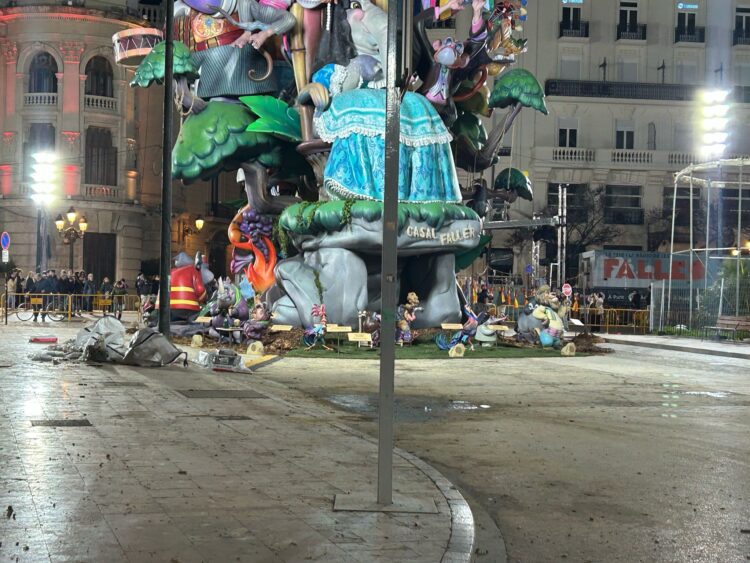 La Plaza de la Virgen luce una imagen lamentable
