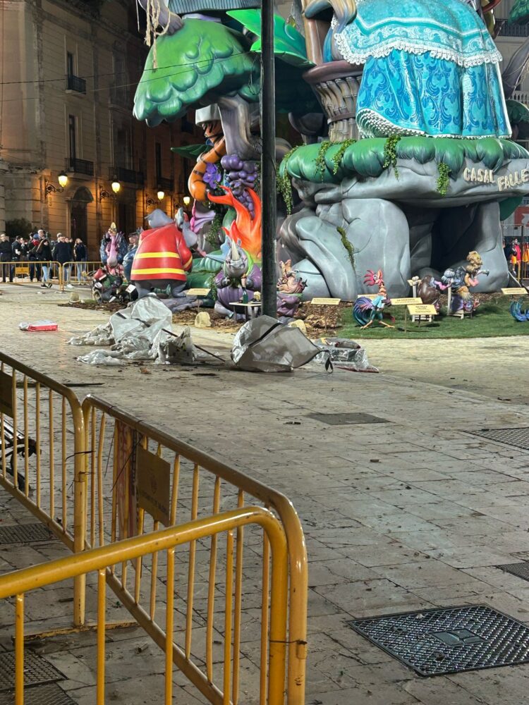 La Plaza de la Virgen luce una imagen lamentable