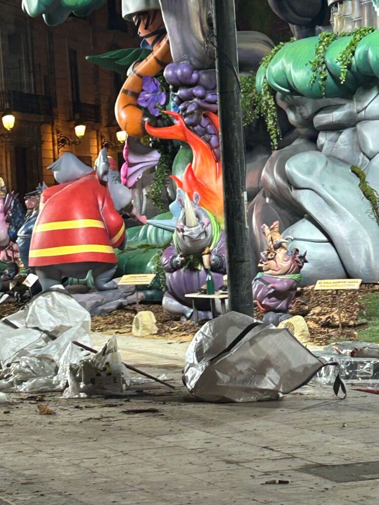 La Plaza de la Virgen luce una imagen lamentable