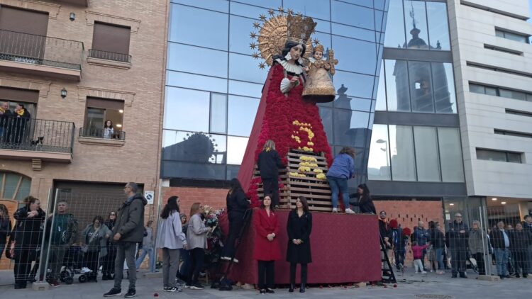 Paiporta tuvo ayer su Ofrena, Nit del Foc y se quemó la Falla de la #DANA donada por Convento Jerusalén