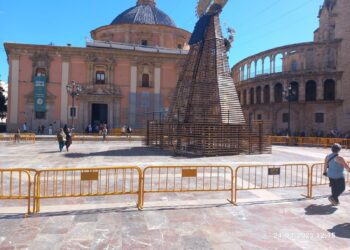 Retirada la flor de la estructura de la Virgen y acumulados 12.580 kg de material