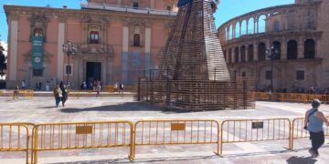 Retirada la flor de la estructura de la Virgen y acumulados 12.580 kg de material