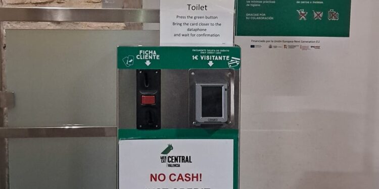 El Mercado Central recauda irregularmente 69.000€ al año por los tornos de los baños 1 El Mercado Central recauda irregularmente 69.000€ al año por los tornos de los baños