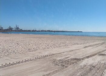 Reabren las playas del sur del Cap i Casal tras la limpieza de los restos de la #DANA 10 Reabren las playas del sur del Cap i Casal tras la limpieza de los restos de la #DANA