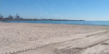 Reabren las playas del sur del Cap i Casal tras la limpieza de los restos de la #DANA