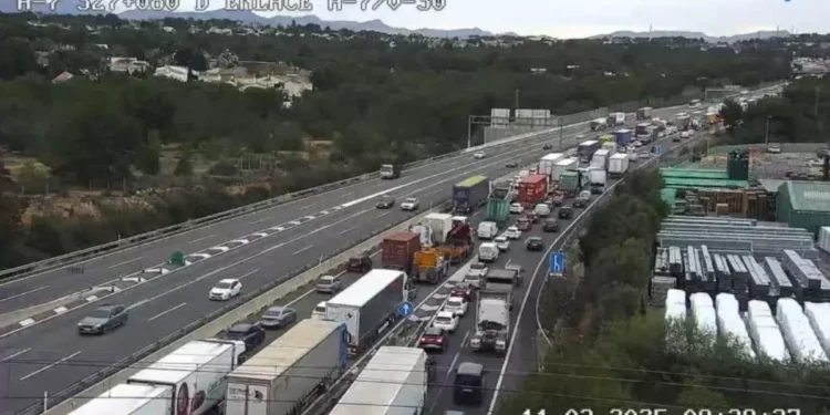 Caos en las carreteras de Valéncia: más de 40 km de atascos