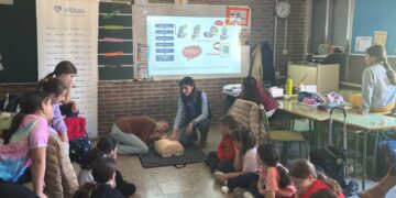 Vithas 9 de Octubre forma a alumnos del Colegio Santa Magdalena Sofía en reanimación cardiopulmonar y primeros auxilios