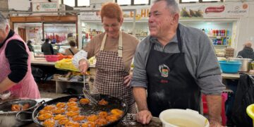 La Asociación Local Contra el Cáncer de Sueca ofrece sus tradicionales buñuelos solidarios para recaudar fondos