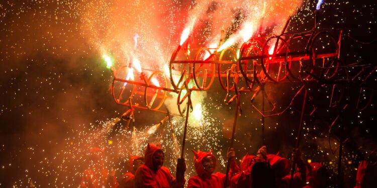 Los horarios de la Cremá y la Cabalgata del Fuego 2025 hoy en Valencia