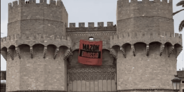 Joves de Compromís despliegan una pancarta en las Torres de Serranos contra Mazón 1 Joves de Compromís desplegan una pancarta en las Torres de Serranos contra Mazón