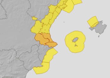 AEMET eleva la alerta por lluvias a naranja mañana y Valencia suspende clases y la mascletà