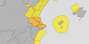 AEMET eleva la alerta por lluvias a naranja mañana y Valencia suspende clases y la mascletà