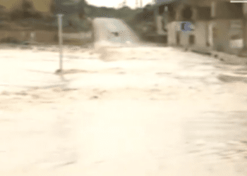 Inundada la entrada a Carlet por la subida del Río Magro