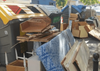 El Ayuntamiento sancionará con multas hasta 3.000 euros orinar en la calle o abandonar muebles junto a contenedores 5 El Ayuntamiento de Valencia sancionará con multas hasta 3.000 euros orinar en la calle o abandonar muebles junto a contenedores
