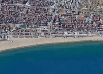 Búsqueda de un joven bañista en la Malvarrosa que moviliza a Guardia Civil y Salvamento Marítimo