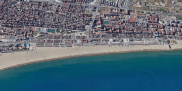 Búsqueda de un joven bañista en la Malvarrosa que moviliza a Guardia Civil y Salvamento Marítimo