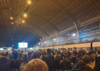 Colapsos, retrasos y sardinas en lata: así es la odisea de moverse en Cercanías Renfe durante las Fallas 2025