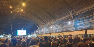 Colapsos, retrasos y sardinas en lata: así es la odisea de moverse en Cercanías Renfe durante las Fallas 2025