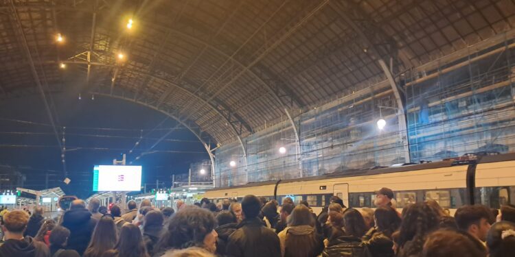 Colapsos, retrasos y sardinas en lata: así es la odisea de moverse en Cercanías Renfe durante las Fallas 2025