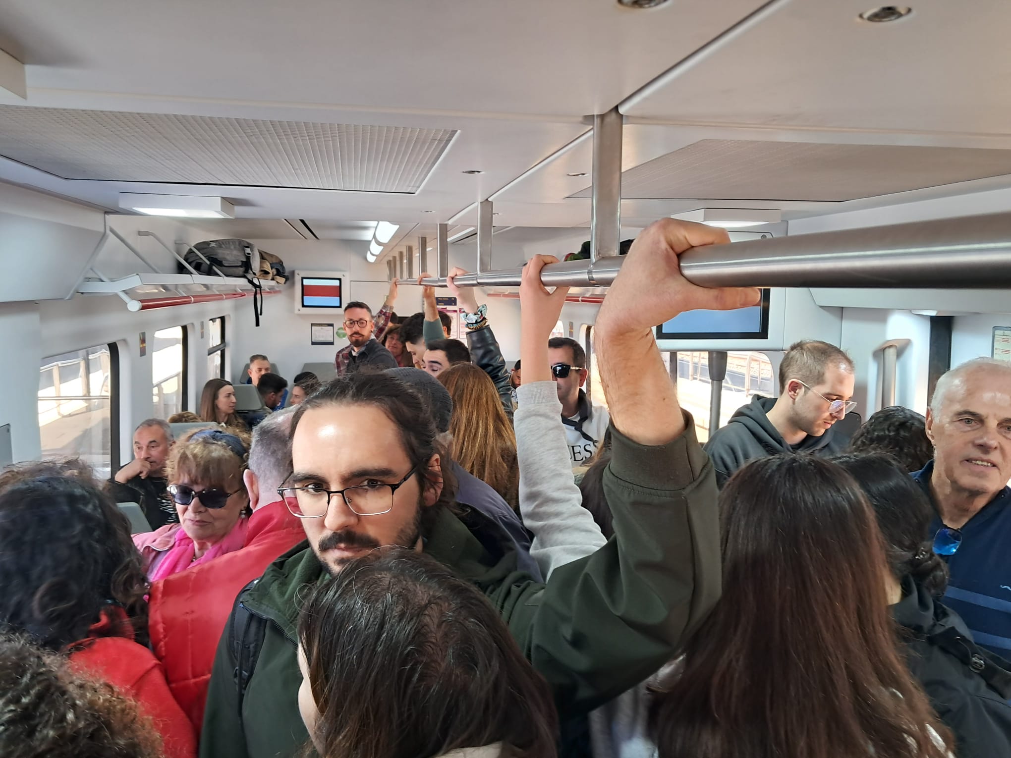 Los usuarios de Cercanías Valéncia se plantan contra el caos ferroviario con la campaña '#LaEsperaInfinita' 3 la odisea de moverse en Cercanias Renfe 5