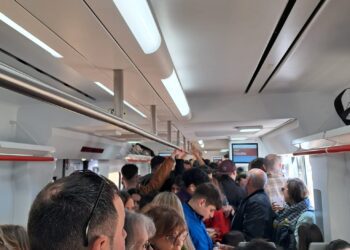 Colapsos, retrasos y sardinas en lata: así es la odisea de moverse en Cercanías Renfe durante las Fallas 2025